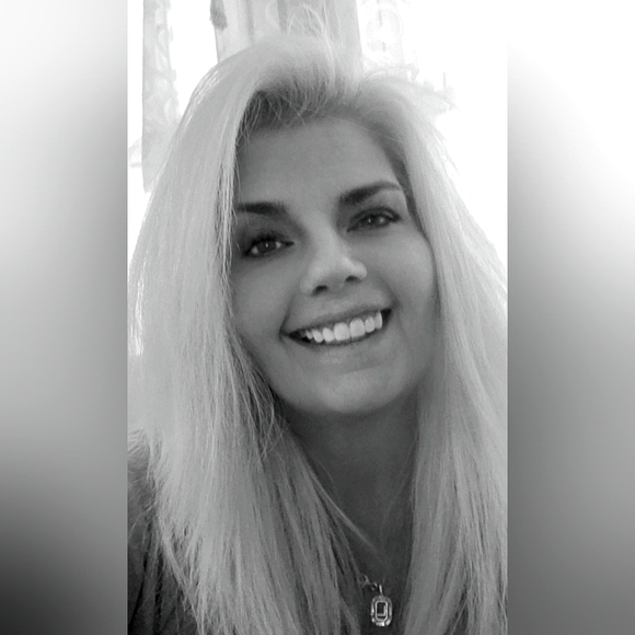 Meet your Posher, Lisa - Picture 2 of 2